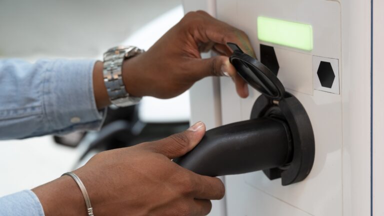 Pourquoi et comment intégrer la recharge de voitures électriques en entreprise ?