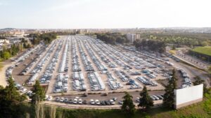 Vue aérienne d'une flotte de véhicules d'entreprise stationnés.